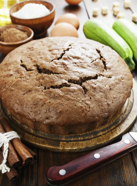 Zucchini Kuchen Mit Kakaopulver Auf Dem Tisch — Stockfoto