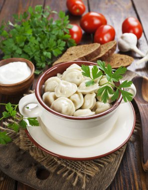 Masadaki tencerede nefis börekler var.