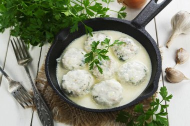 Masanın üzerine süt soslu tavuk köfte