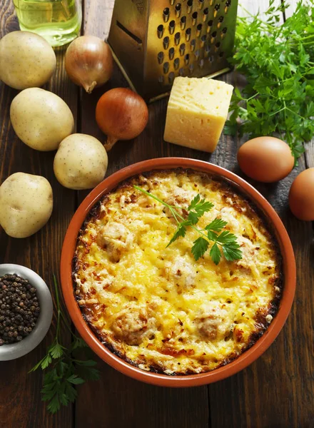 Kartoffelauflauf Mit Fleischbällchen Und Käse — Stockfoto