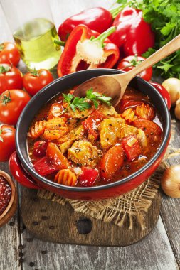 Domates soslu sebzeli güveç et