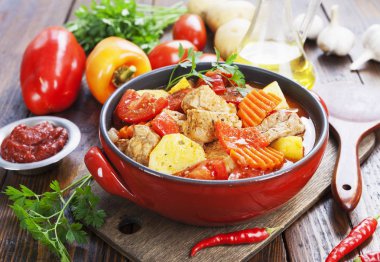 Domates soslu sebzeli güveç et