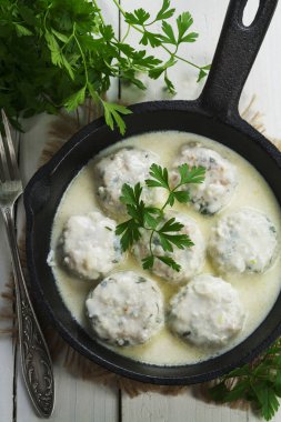 Masanın üzerine süt soslu tavuk köfte