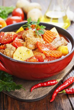 Domates soslu sebzeli güveç et