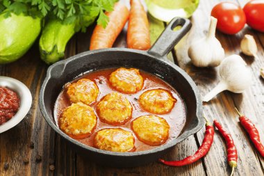 Köfte sebze ve masanın üzerine domates sosu ile