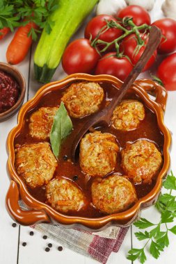 Köfte sebze ve masanın üzerine domates sosu ile