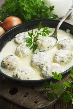 Masanın üzerine süt soslu tavuk köfte