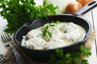 Masanın üzerine süt soslu tavuk köfte