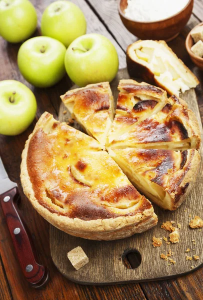 Hausgemachter Apfelkuchen Auf Dem Holztisch — Stockfoto