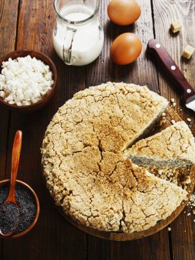 Pasta peynir ve haşhaş tohumları ile