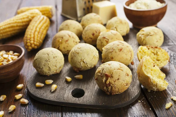Kulki serowe z mąki kukurydzianej na stole — Zdjęcie stockowe