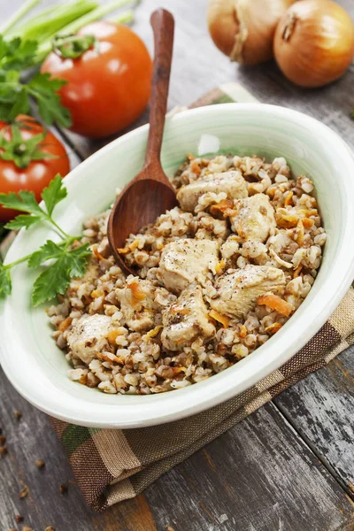 Buchweizenbrei mit Fleisch — Stockfoto