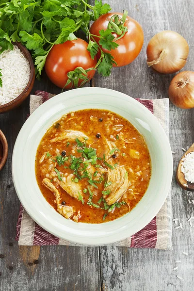 Tradiční polévka gruzínské Charčo v talíř na stůl — Stock fotografie