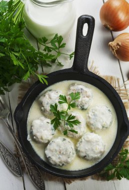 Süt soslu tavuk köfte 