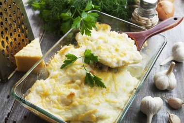 Balık ve patates ile güveç 