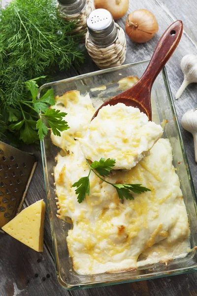 Auflauf mit Fisch und Kartoffeln — Stockfoto