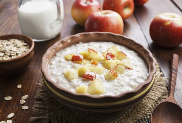 Harina de avena con manzanas caramelizadas — Foto de Stock