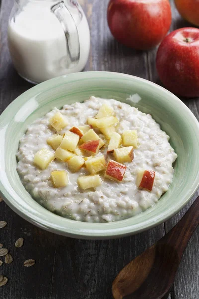 Harina de avena con manzanas caramelizadas —  Fotos de Stock