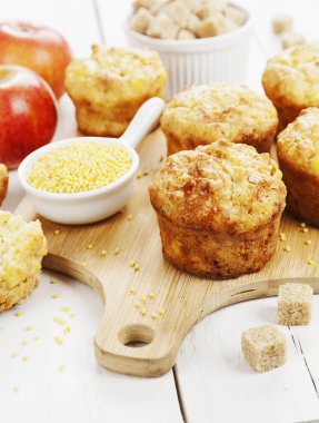 Darı muffins elma ile