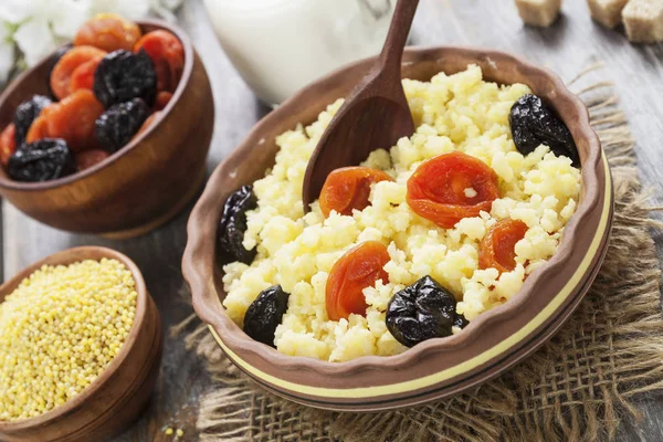 Gachas de mijo con frutos secos — Foto de Stock