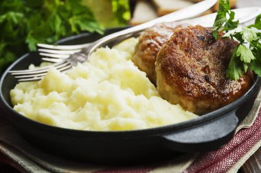 Hamburgerler ve patates püresi