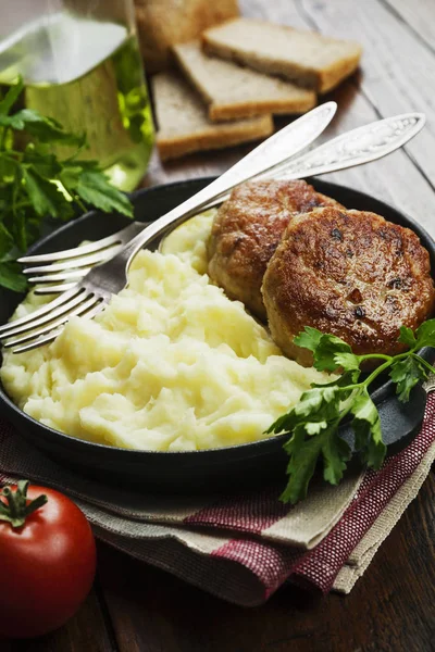 Hamburguesas y puré de patatas —  Fotos de Stock