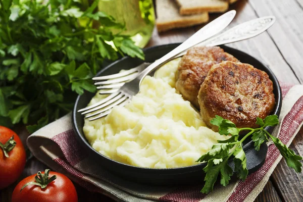 Hamburguesas y puré de patatas —  Fotos de Stock