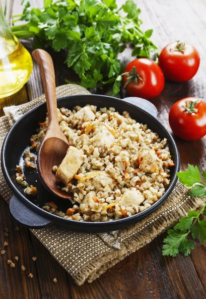 Buchweizenbrei mit Fleisch — Stockfoto