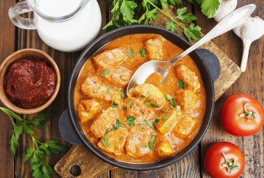 Kremalı domates soslu et i