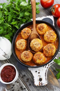 Kremalı Domates soslu köfte