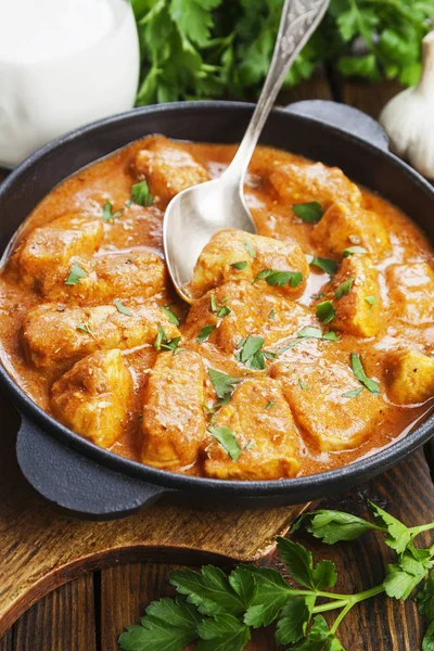 Meat in creamy tomato sauce i — Stock Photo, Image