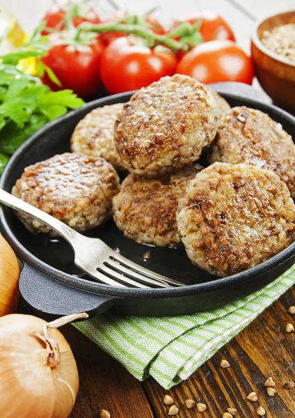 Boekweit hamburgers op de pan — Stockfoto