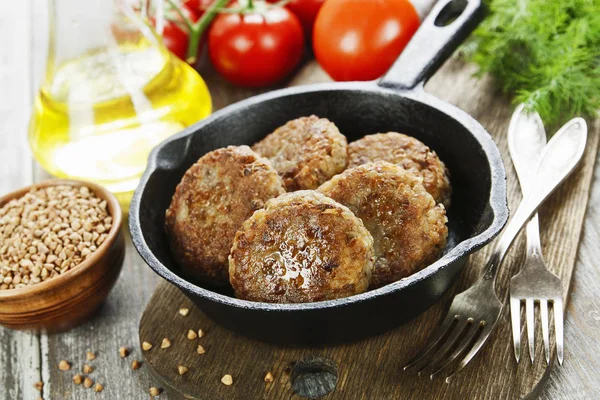 Hamburger di grano saraceno sulla padella — Foto Stock