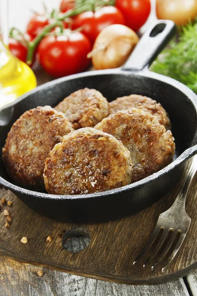 Boekweit hamburgers op de pan — Stockfoto