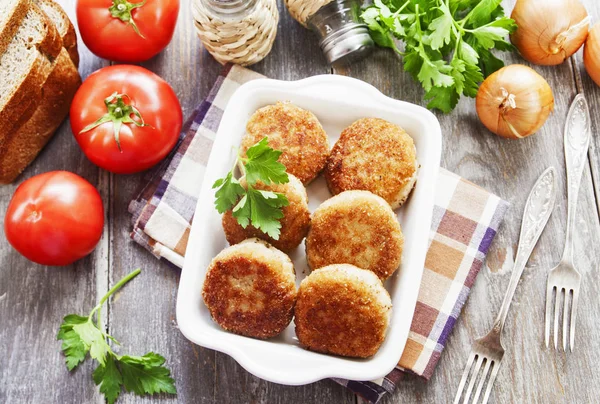 Hamburguesas en el plato —  Fotos de Stock