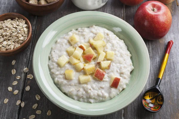 Harina de avena con manzanas caramelizadas —  Fotos de Stock