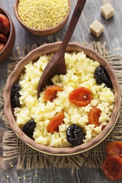 Gachas de mijo con frutos secos — Foto de Stock