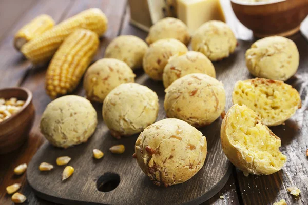 Bolas de queso hechas con harina de maíz sobre la mesa — Foto de Stock