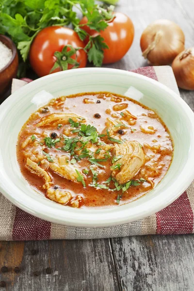 Traditionella georgiska soppa kharcho i en tallrik på bordet — Stockfoto