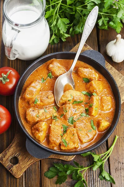 Meat in creamy tomato sauce i — Stock Photo, Image