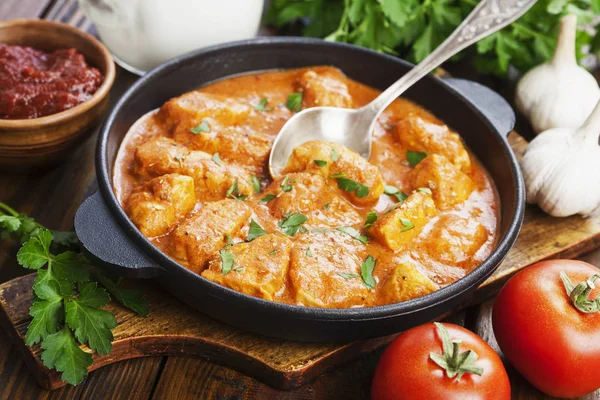 Meat in creamy tomato sauce i — Stock Photo, Image