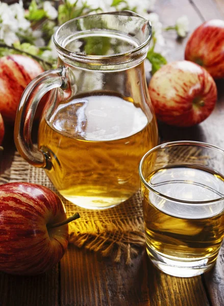 Свежий яблочный сок — стоковое фото