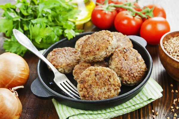 Boekweit hamburgers op de pan — Stockfoto