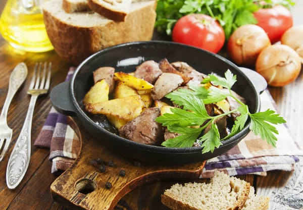 Potatoes stewed with chicken liver — Stock Photo, Image