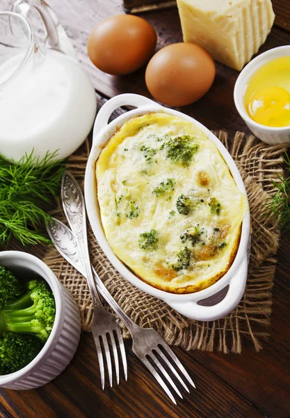Omelette au brocoli et fromage — Photo