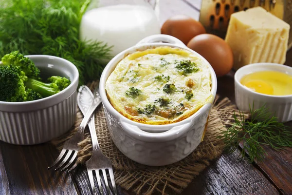 Omelett med broccoli och ost — Stockfoto