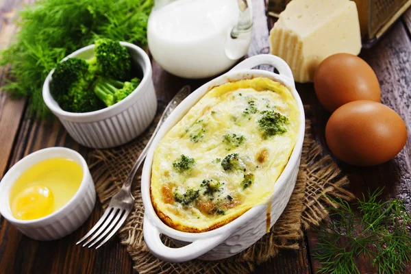 Omelet con broccoli e formaggio Immagine Stock