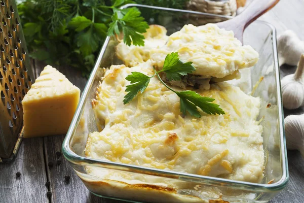 Caçarola com peixe e batatas — Fotografia de Stock