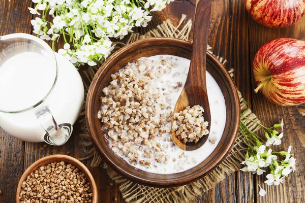 Gachas de trigo sarraceno con leche i — Foto de Stock