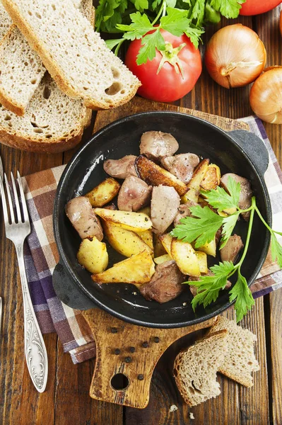 Potatoes stewed with chicken liver — Stock Photo, Image